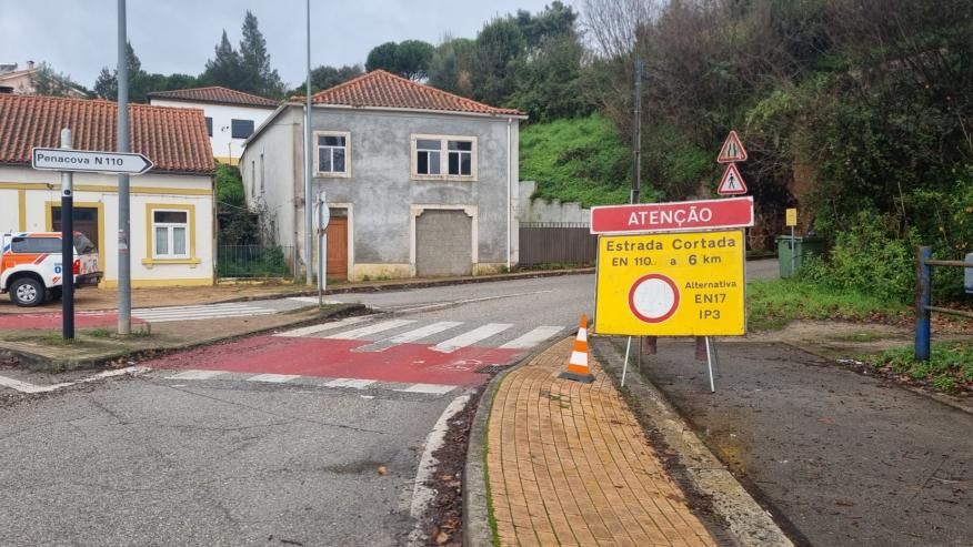 A Estrada Nacional (EN) 110 encontra-se cortada ao tr&acirc;nsito na zona do Miradouro do Sr. Justo, no Casal da Misarela, 